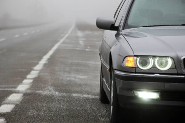 Chernigov, Ukrayna - 6 Ocak 2021: Eski BMW 7 Serisi (E38) sis arka planında. Kasvetli hava. Bmw ve sis