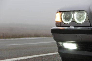 Chernigov, Ukrayna - 6 Ocak 2021: Eski BMW 7 Serisi (E38) sis arka planında. Kasvetli hava. Bmw ve sis