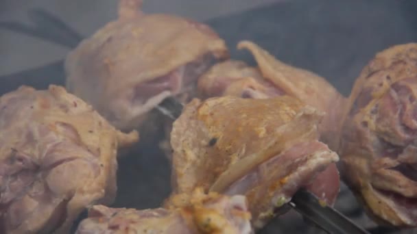 Hähnchenschenkel Werden Auf Dem Grill Gegrillt Dönerbude Vor Dem Haus — Stockvideo
