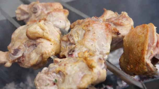 Los Muslos Pollo Asan Parrilla Kebab Fuera Casa Patio Barbacoa — Vídeos de Stock