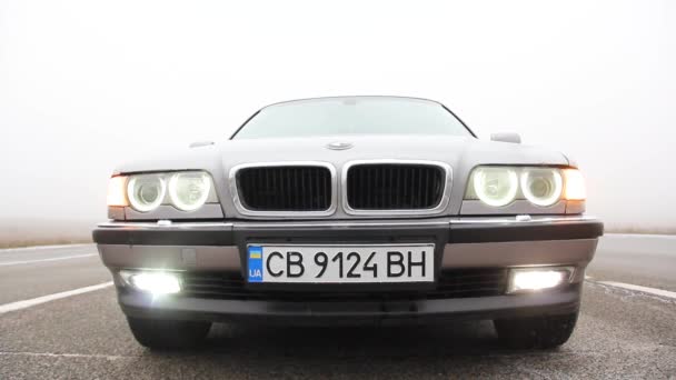 乌克兰切尔尼科夫 2021年1月6日 车灯亮着 旧车宝马7系列 E38 在路上的大雾背景下 阴郁的天气 — 图库视频影像