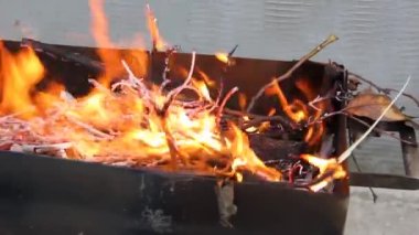 Izgarada kömür yakmak. Yanan odun. Barbekü hazırlığı
