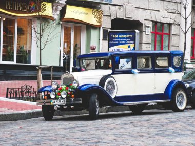 Kiev, Ukrayna - 9 Nisan 2011: Şehirde İngiliz limuzin jaguarı