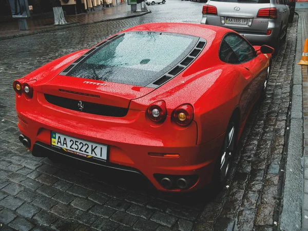 Kiev Ucrânia Abril 2011 Ferrari F430 Supercarro Vermelho Gotas Chuva — Fotografia de Stock