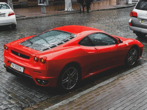 Kijev Ukrajna 2011 Április Vörös Szuperautó Ferrari F430 Esőcseppekben Ferrari — Stock Fotó