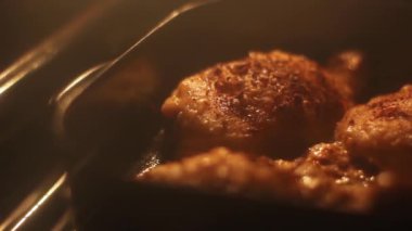 Tavuk butları fırında pişiyor. Kızarmış tavuk.