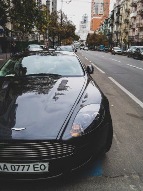 Kiev, Ukrayna - 18 Eylül 2010: Lüks İngiliz süper arabası Aston Martin DB9 kente park etti