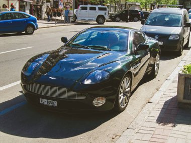 Kiev, Ukrayna - 14 Mayıs 2011: İngiliz süper arabası Aston Martin Vanquish şehirde. Yeşil Aston Martin