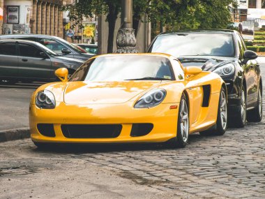 Kiev, Ukrayna - 12 Haziran 2011: Seçkin süper araba Porsche Carrera GT şehirde park halinde. Sarı Porsche