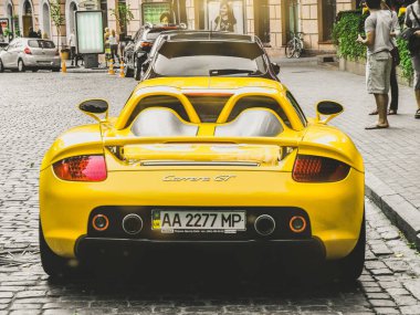 Kiev, Ukrayna - 12 Haziran 2011: Seçkin süper araba Porsche Carrera GT şehirde park halinde. Sarı Porsche