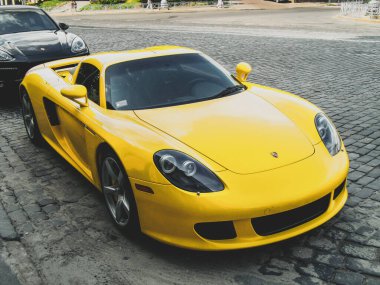 Kiev, Ukrayna - 12 Haziran 2011: Seçkin süper araba Porsche Carrera GT şehirde park halinde. Sarı Porsche