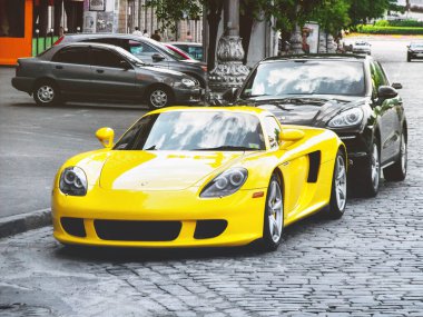 Kiev, Ukrayna - 12 Haziran 2011: Seçkin süper araba Porsche Carrera GT şehirde park halinde. Sarı Porsche