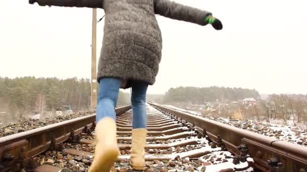 Uma Rapariga Está Correr Pelo Caminho Ferro Vista Traseira Sem — Vídeo de Stock