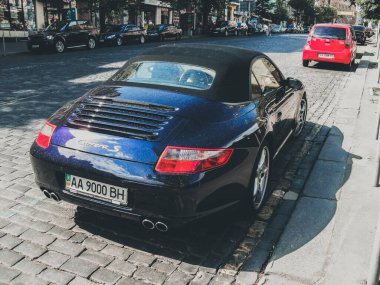 Kiev, Ukrayna - 11 Haziran 2011: Porsche Carrera S Cabriolet şehirde. Supercar şehirde park halinde.. 