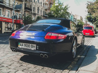 Kiev, Ukrayna - 11 Haziran 2011: Porsche Carrera S Cabriolet şehirde. Supercar şehirde park halinde..