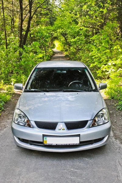 Chernigov Ucrânia Maio 2014 Carro Mitsubishi Lancer Uma Estrada Florestal — Fotografia de Stock