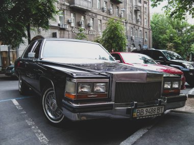 Kiev, Ukrayna - 12 Haziran 2011: Cadillac Brougham şehirde park halinde. Lüks Amerikan arabası.