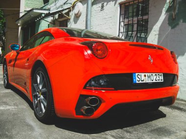 Kiev, Ukrayna - 14 Mayıs 2011: Kırmızı Ferrari California süper arabası park halinde