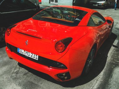 Kiev, Ukrayna - 14 Mayıs 2011: Kırmızı Ferrari California süper arabası park halinde