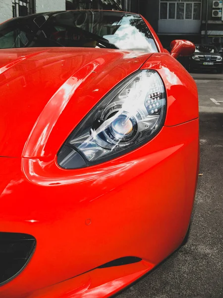 Kiev Ucraina Mai 2011 Supercarul Red Ferrari California Parcat Curte — Fotografie, imagine de stoc