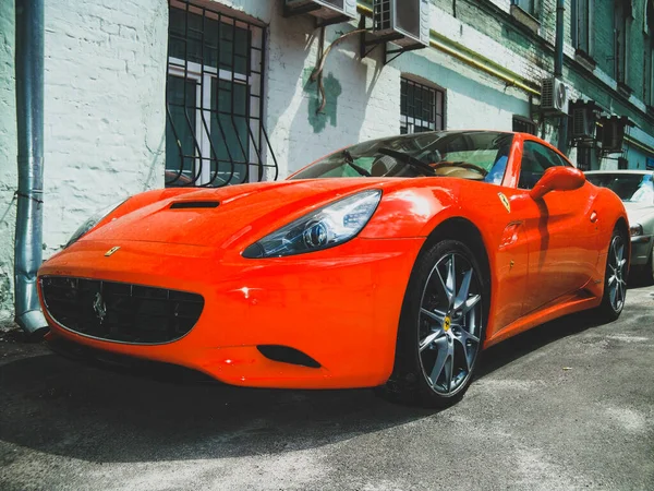 Kiev, Ukrayna - 14 Mayıs 2011: Kırmızı Ferrari California süper arabası park halinde