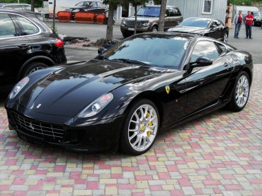Kiev, Ukrayna - 14 Mayıs 2011: Siyah süper araba Ferrari 599 GTB Fiorano şehirde