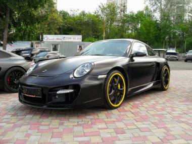 Kiev, Ukrayna - 14 Mayıs 2011: Siyah süper araba Porsche 911 (997) Turbo TechArt GT Caddesi