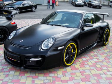 Kiev, Ukrayna - 14 Mayıs 2011: Siyah süper araba Porsche 911 (997) Turbo TechArt GT Caddesi