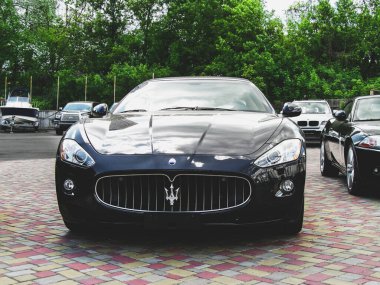 Kiev, Ukrayna - 14 Mayıs 2011: Siyah süper araba Maserati GranTurismo şehirde