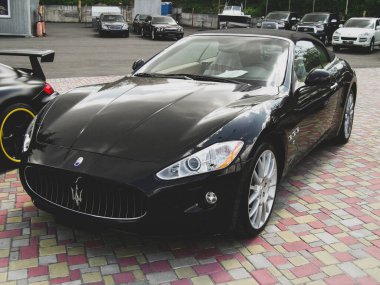 Kiev, Ukrayna - 14 Mayıs 2011: Siyah süper araba Maserati GranTurismo şehirde
