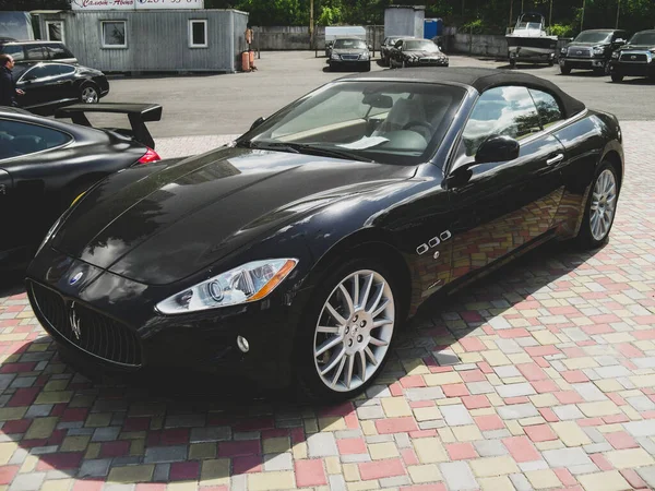 Kiev, Ukrayna - 14 Mayıs 2011: Siyah süper araba Maserati GranTurismo şehirde