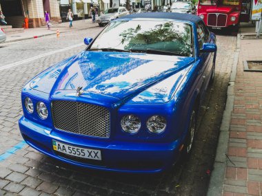 Kiev, Ukrayna - 14 Mayıs 2011: Lüks İngiliz arabası Bentley Azure şehirde