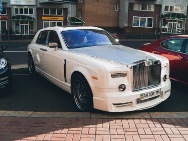 Kiev, Ukrayna - 25 Eylül 2010: Beyaz lüks İngiliz arabası Rolls-Royce Phantom Manual Conquistador şehirde park halinde
