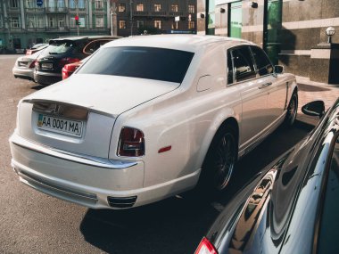 Kiev, Ukrayna - 25 Eylül 2010: Beyaz lüks İngiliz arabası Rolls-Royce Phantom Manual Conquistador şehirde park halinde