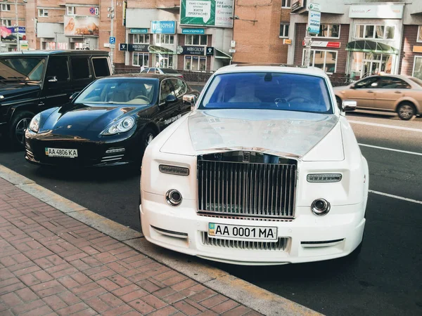 Kyjev Ukrajina Září 2010 Bílý Luxusní Britský Vůz Rolls Royce — Stock fotografie