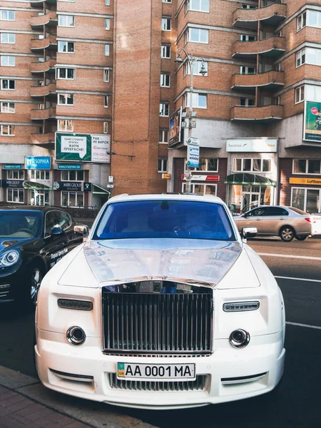 Kyjev Ukrajina Září 2010 Bílý Luxusní Britský Vůz Rolls Royce — Stock fotografie