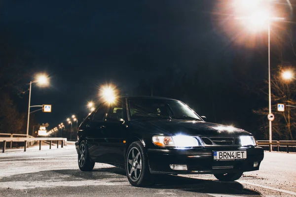 チェルニゴフ ウクライナ 2021年3月20日 旧スウェーデン車サーブ900ターボ 夜の道路上の車 夜の写真 — ストック写真