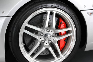 Kiev, Ukrayna - 21 Ağustos 2011: Mercedes-Benz SLR McLaren Stirling Moss arabasının tekerleği. Araba tekerleği yaklaş. Michelin Pilot Spor Lastikleri