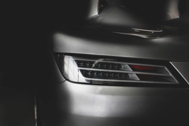 Araba farları. Gölgede arabanın bir parçası. Lüks Farlar