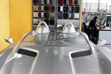 Kiev, Ukrayna - 21 Ağustos 2011: Lüks gri süper araba Mercedes-Benz SLR McLaren Stirling Moss