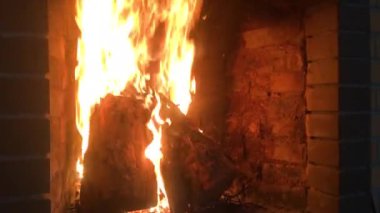 Şöminede ateş yanıyor.