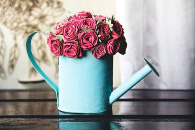 Bahar iç dekorasyonu. Bahar kompozisyonu. Kağıt sulama kutusunda yükseldi.