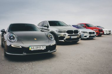 Kiev, Ukrayna - 14 Ekim 2016: Süper kombinasyon süper arabalar. Porsche 911 Turbo S & 2x BMW X6 M & BMW M3 (E92)