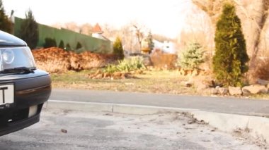 Chernihiv, Ukrayna - 20 Mart 2021: Eski İsveç arabası Saab 900 Turbo kentte