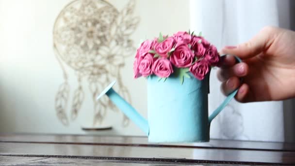 Mano Pone Una Regadera Con Rosas Papel Decoración Interior Primavera — Vídeo de stock