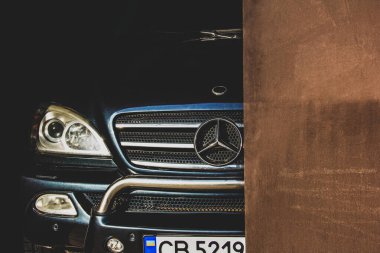 Chernihiv, Ukrayna - 1 Mayıs 2021 Mercedes-Benz ML W163 gölgede. Mercedes SUV garajda.
