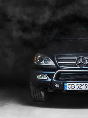Chernigov, Ukrayna - 1 Mayıs 2021 Mercedes-Benz ML W163 Brabus gölgede. Mercedes SUV garajda.