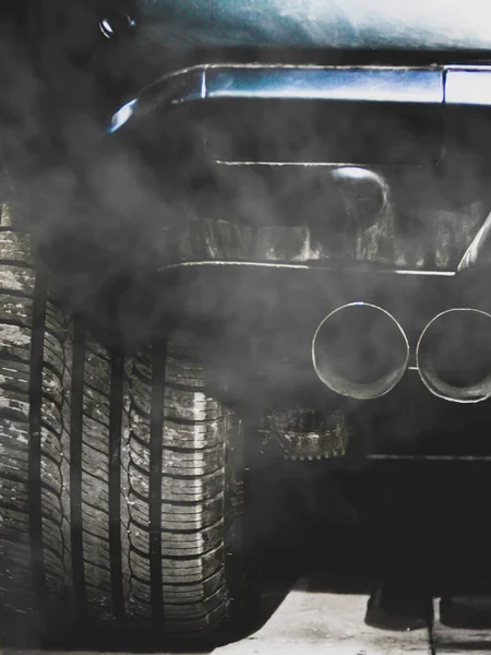 Сзади Внедорожника Выхлопные Трубы Широкие Колеса Рекламы Машина Гараже — стоковое фото