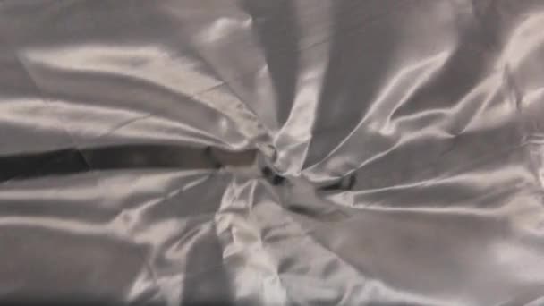 缎子灰色面料背景 波纹丝织物 织物的缓慢运动 — 图库视频影像