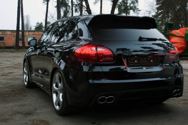 Kiev, Ukrayna - 3 Nisan 2015. Şehirde Porsche Cayenne Turbo Tekniği
